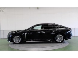 ホイールベースを3mに設定し、ショーファーニーズに応えるべく、後席のゆとりを創出しました。