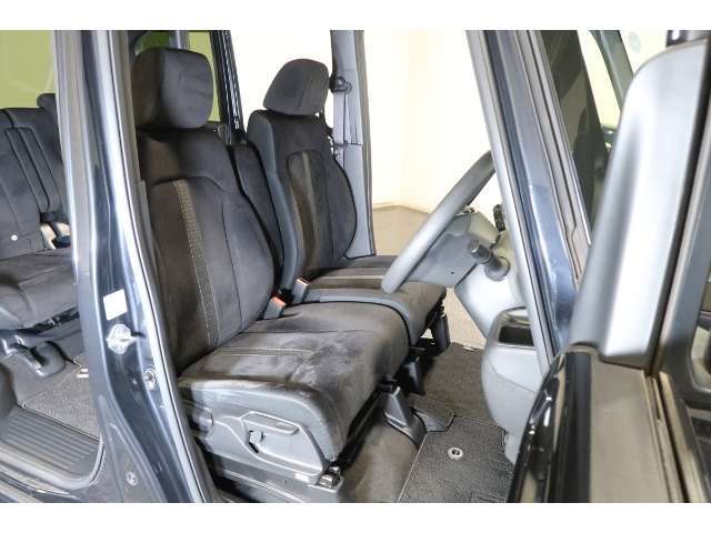 フロントシートはベンチシートタイプ♪　センターには格納式アームレストも付いています！！室内空間は広々で移動も楽々です♪狭い駐車空間など助手席ドアから出たい時にも大変便利ですよ♪