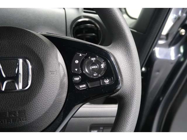 Hondaセンシングの機能のひとつ、アダプティブクルーズコントロール付！アクセルから足を離しても設定したスピードと前車との車間を保ち走行してくれます！車線維持もアシスト☆高速道路で疲労軽減ですね☆