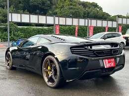 シャシーはカーボン製のモノセル（中央の黒い部分）を中心に構成される。モノセルの単体重量は75kgです！