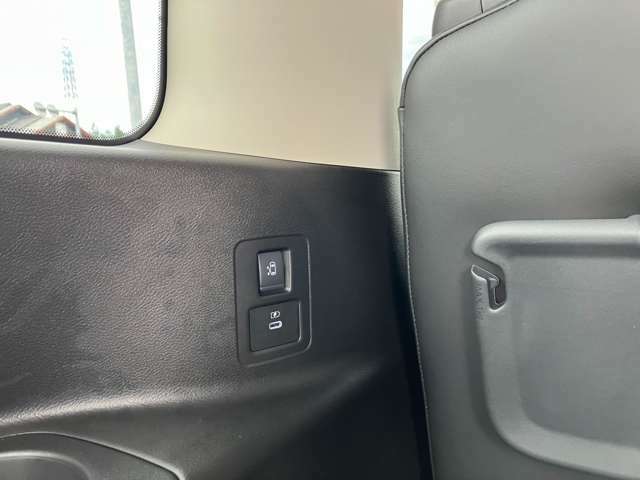 サードシート左側に左オートスライドボタン。サードシートに座ってる方ご自身で開閉が可能。USB電源ソケットタイプCがセカンド2個、サード2個付き！