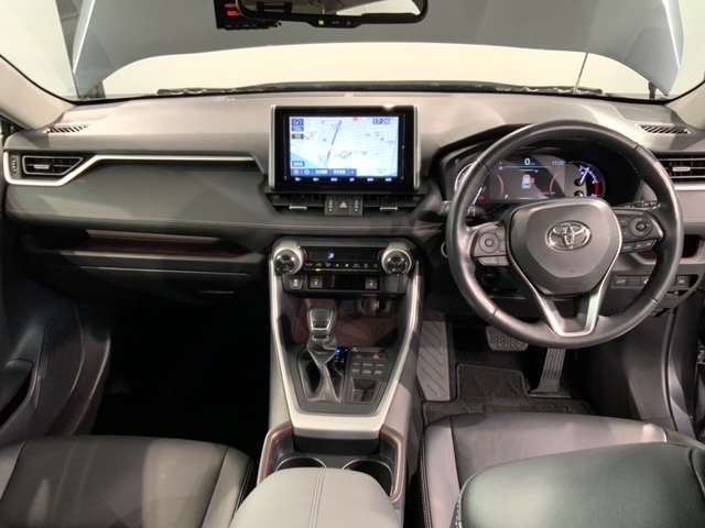 使いやすいレイアウトのダッシュボード周辺です。オートエアコンや小物入れなど嬉しい装備が満載です。