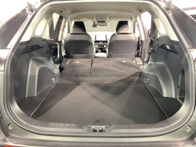 リアシートを倒すと、ラゲッジスペースを広くお使いいただけます！