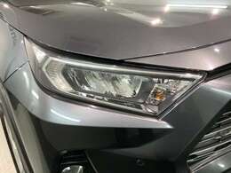 LEDヘッドライトは、点灯の瞬間から最大光量を発揮し、突然暗くなるトンネルなどでの安定感を高めます。