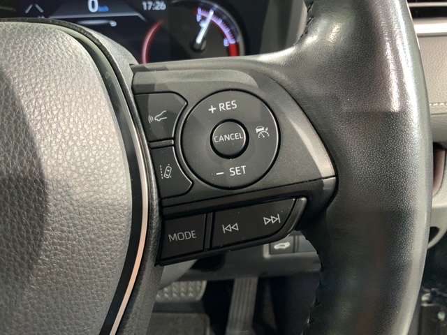 クルーズコントロールを装備しています。高速道路などで一定の速度で走ってくれるので運転が楽ですよ！速度を設定できますので、スピードの出しすぎにも注意できます。