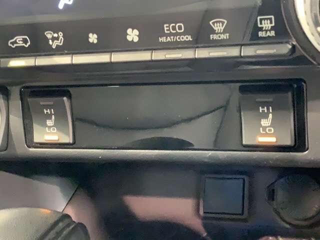 フロント両席にはシートヒーターが付いています！寒い日に便利な装備ですね。