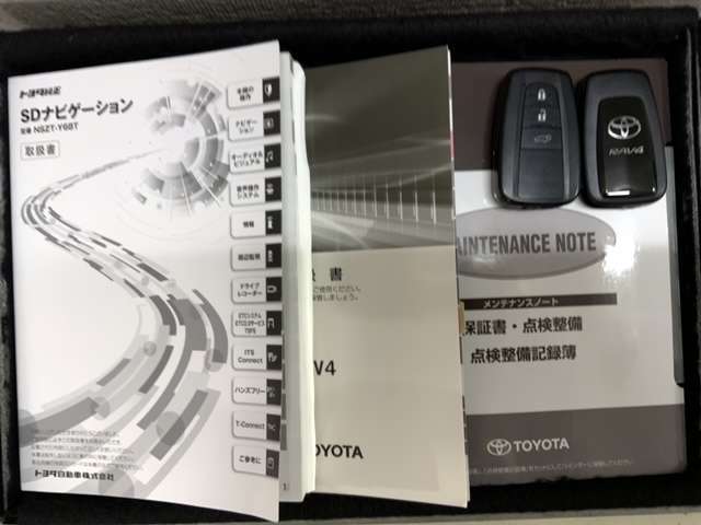 スマートキーは鍵をバッグに入れたままでもドアロックの開閉やエンジンのON・OFFができます。夜間や雨の日も鍵を探さなくて良いので便利です。