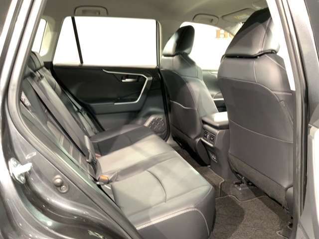 ゆったり座れるリヤシート！足元が広々としていて、乗り心地も良いです！