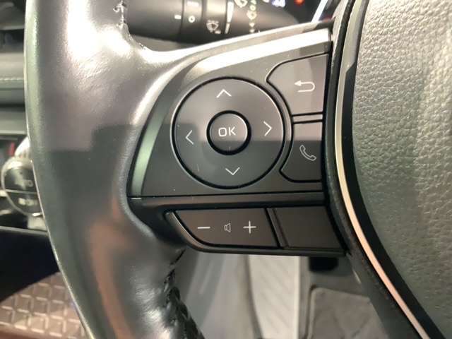 ステアリングにオーディオ操作スイッチが付いています。オーディオ画面に直接タッチしなくても操作が出来ますので、運転に集中できます。