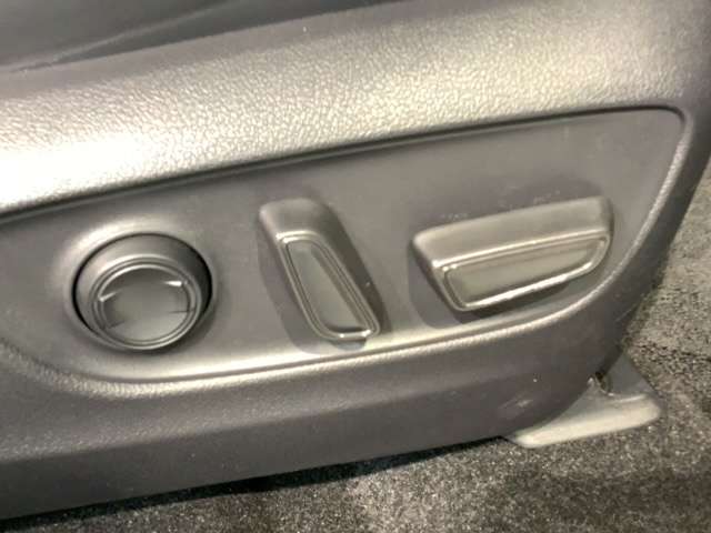 シートはパワーシートになっています。ポジションを快適な位置に調整できますよ。