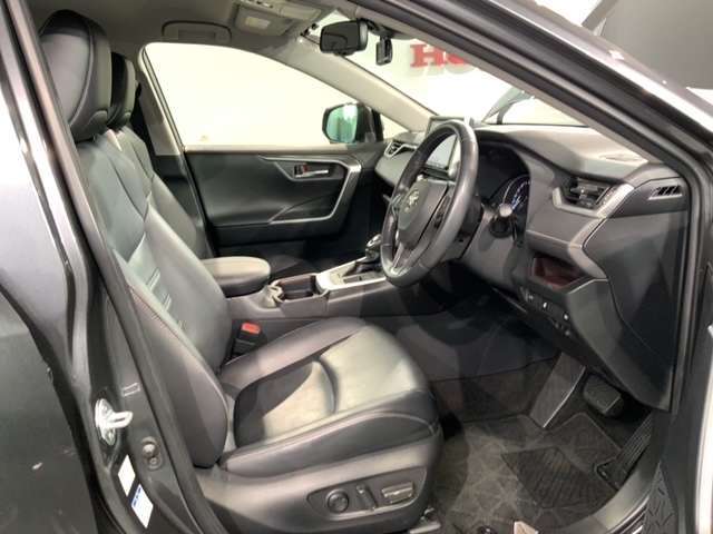 程よい硬さとホールド性が高くロングドライブも疲れにくいシートです。