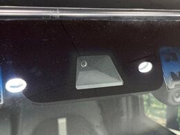 【ホンダセンシング】走行中に前方の車両等を認識し、衝突しそうな時は警報とブレーキで衝突回避と被害軽減をアシスト。より安全にドライブをお楽しみいただけます。