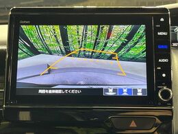 【バックカメラ】駐車時に後方がリアルタイム映像で確認できます。大型商業施設や立体駐車場での駐車時や、夜間のバック時に大活躍！運転スキルに関わらず、今や必須となった装備のひとつです！