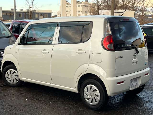 プライバシーガラスになっておりますので車内や荷物などが見えずらくなっております♪プライベート空間を守ることができ、外からの光も防ぐ効果もございますのでバックする際にも光が反射せず安全に行えます♪