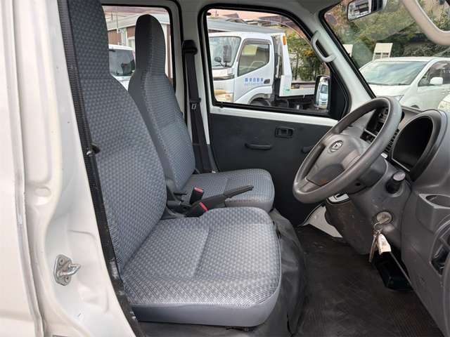 フロントシートもキレなどなくキレイな状態です。