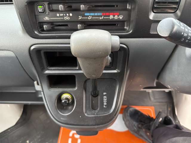 シフトがインパネ中央にあるので、運転席もスッキリしているし、使いやすくなっています。