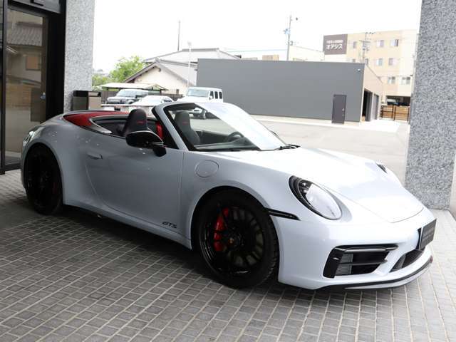 ◆ハイグロスブラックペイント仕上げ：PORSCHEロゴ/モデル名ロゴ ◆LEDカーテシーライト(PORSCHEロゴ)