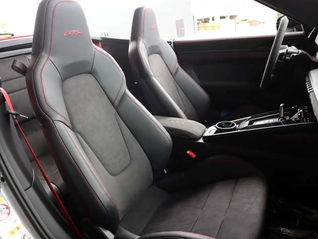 ◆4wayスポーツシートプラス ◆シートヒーター ◆ライトデザインパッケージ ◆ブラックブラッシュドアルミニム ドアシルガード(イルミネーテッド付)