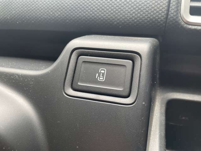 片側オートスライドドアでドアの開閉も楽ラクです。また、運転席からもボタン操作で開閉可能です。