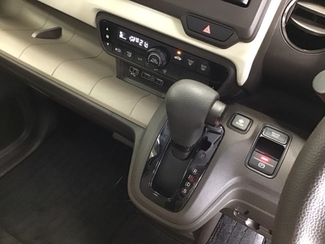 発進時から滑らかに加速する無段階変速のCVTはストップ/ゴーの多い街の中も快適です
