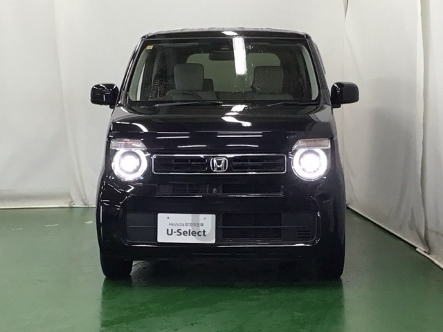 LEDヘッドライトを装備しています。LEDヘッドライトはとても明るく、雨の日や夜間走行も安全・安心です。オートライトコントロール付きで周囲の明るさに応じて自動で点灯・消灯します