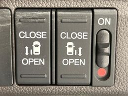 【両側パワースライドドア】スマートキーや運転席のスイッチで後席両側スライドドアの開閉が可能♪電動だから力を入れてドアを開ける必要が無く、小さなお子様でも簡単に開け閉めでき快適です♪