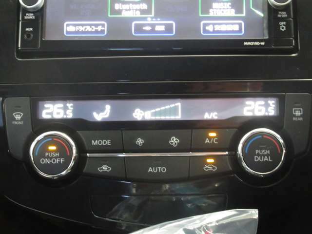 オートエアコンで車内はいつも快適　温度設定に応じて風量や風向きを調節してくれます