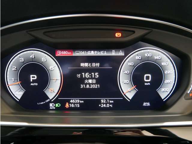 Audiバーチャルコックピット　高解像度12.3インチカラー液晶フルデジタルディスプレイに、スピードメーター、タコメーター、マップ表示、ラジオ/メディア情報などフレキシブルに表示。