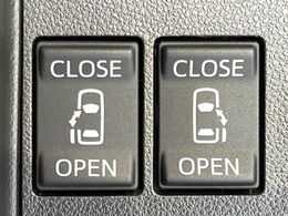 【両側パワースライドドア】スマートキーや運転席のスイッチで後席両側スライドドアの開閉が可能♪電動だから力を入れてドアを開ける必要が無く、小さなお子様でも簡単に開け閉めでき快適です♪