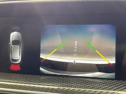 ●ガイドライン付きバックカメラ：不安な駐車もこれで安心！ガイドライン付きなので狭い箇所での駐車もラクラクです！