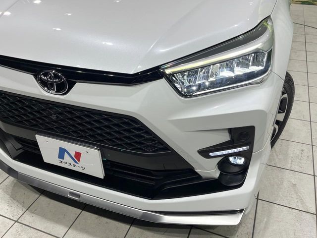 【LEDヘッドライト】悪天候や夜間走行時も良好な視界を確保し安心して運転できる高輝度LEDヘッドライトを装備！点灯速度が早く、消費電力も抑えられています。