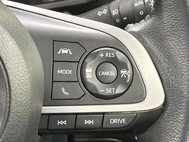 【レーダークルーズコントロール】高速道路での長距離走行が楽に！！自動で速度を保つクルーズコントロールが、衝突軽減システムと連携し、前方の車両を感知して車間を保つように速度調節してくれます！！