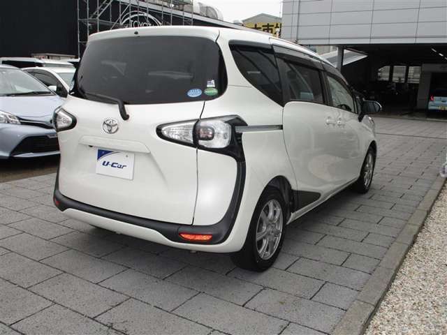 広々とした車内空間に優れた燃費性能。更にデザインも上質で人気のお車です！