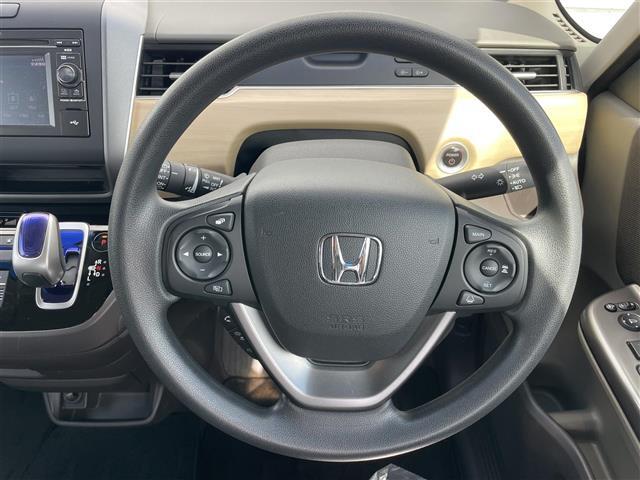 【ハンドル】軽い力で扱いやすいハンドルです。目立つ傷やスレなどなく綺麗な状態です！除菌プランいれていただくとさらに快適に！清潔なお車はお子様にも安心ですね！