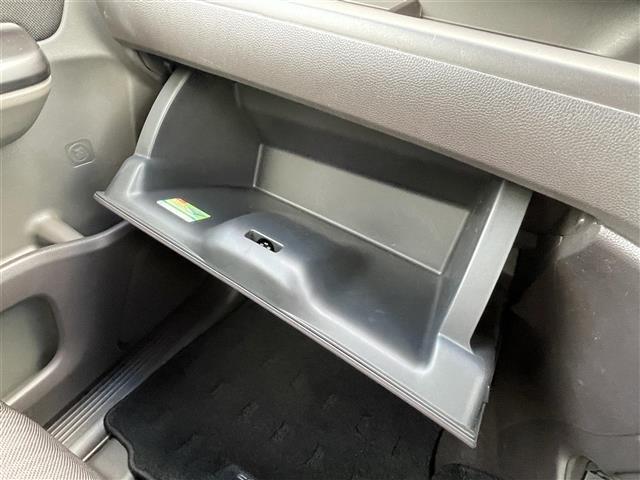 【グローブボックス】車検証ケースや、日頃使う小物類の収納に便利ですね！