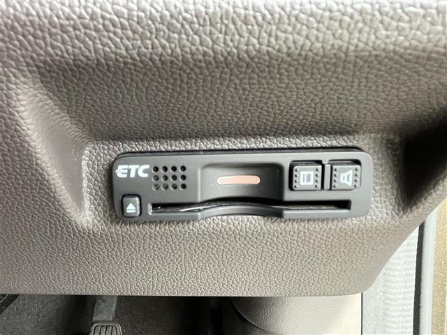 【ETC】有料道路を利用する際に料金所で停止することなく通過できる、ETC車載器（ノンストップ自動料金収受システム機器）が装備されています。セットアップを行うことで利用可能になります。