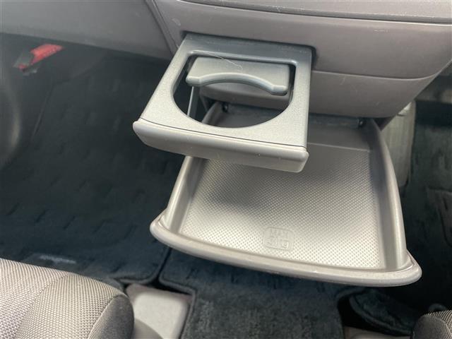 【ドリンクホルダー】長時間のドライブを快適に過ごすために、必須の車内アイテムですね。