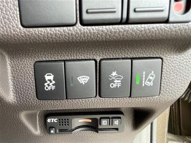 【ETC】有料道路を利用する際に料金所で停止することなく通過できる、ETC車載器（ノンストップ自動料金収受システム機器）が装備されています。セットアップを行うことで利用可能になります。