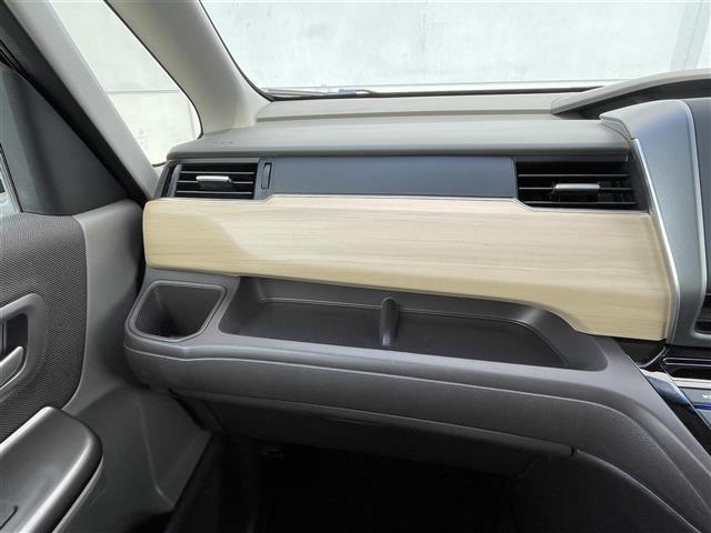 【グローブボックス】車検証ケースや、日頃使う小物類の収納に便利ですね！