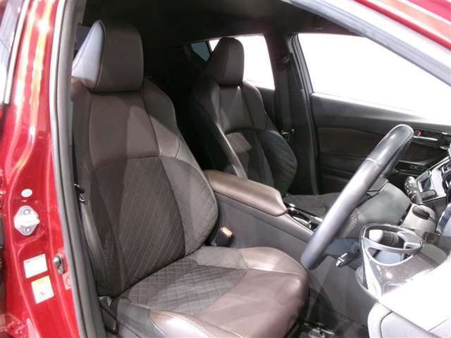 高いホールド性で運転姿勢が安定します。長距離ドライブでも疲れにくいのが魅力です。快適なドライビングライフをお送りください♪