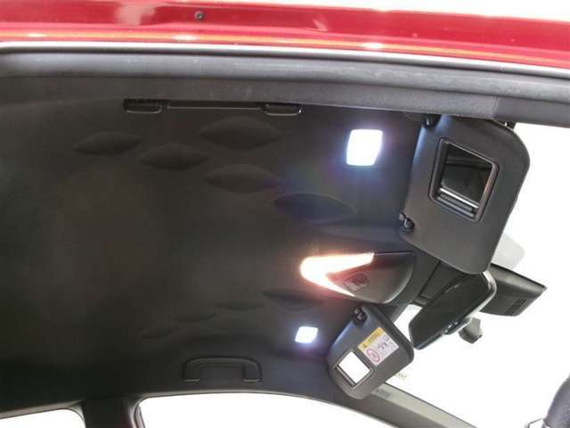 サンバイザーには、バニティーミラー付いてます。照明も付いていて便利です。