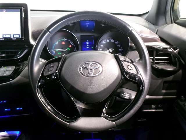 ステアリングスイッチ付き。前方から目を離すことなく操作することが可能です。