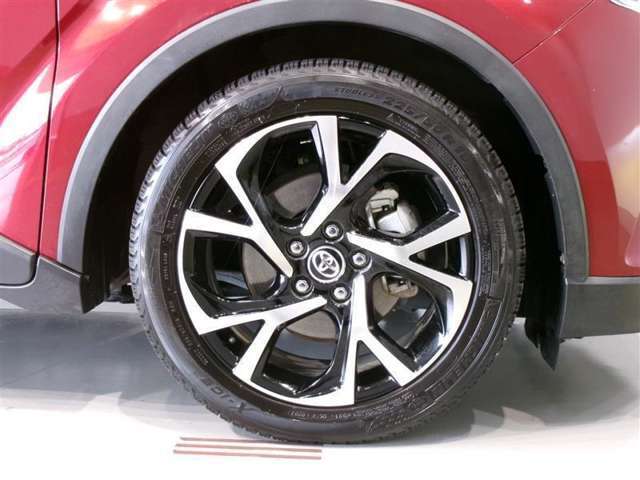 純正のアルミホイール装着車です。タイヤサイズは225/50R18です