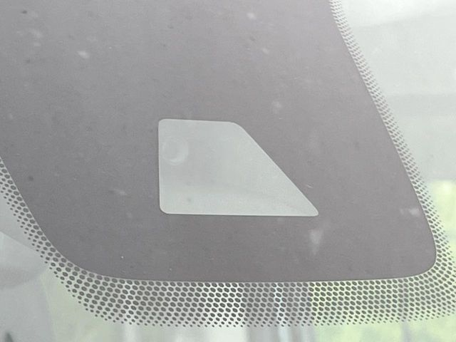 【三菱e-Assist】走行中に前方の車両等を認識し、衝突しそうな時は警報とブレーキで衝突回避と被害軽減をアシスト。より安全にドライブをお楽しみいただけます。