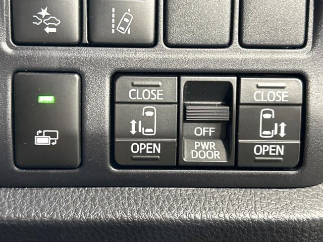 【両側パワースライドドア】スマートキーや運転席のスイッチで後席両側スライドドアの開閉が可能♪電動だから力を入れてドアを開ける必要が無く、小さなお子様でも簡単に開け閉めでき快適です♪
