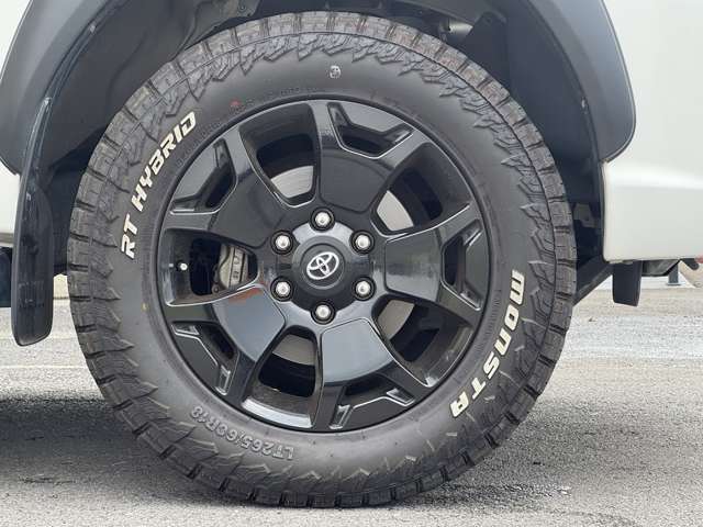 【純正18インチアルミホイール（ブラック塗装】タイヤサイズは265/60/R18