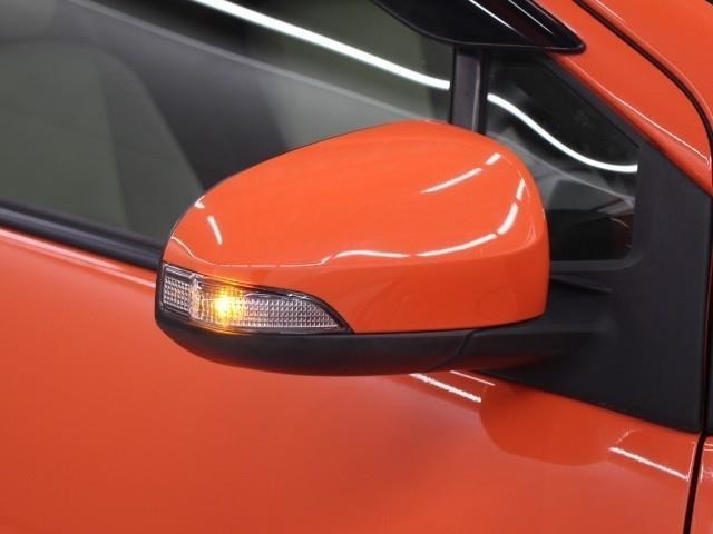サイドターンランプ付きドアミラー。車両のドレスアップと右左折時の被視認性を兼ね備えたお洒落なミラーです。