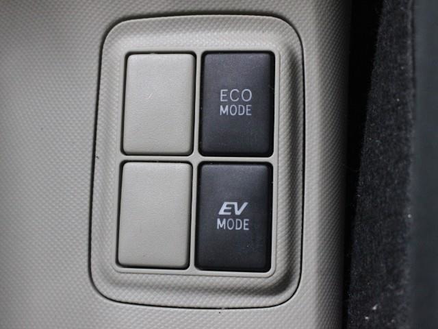 エンジンを使わずにモーターだけで走るEVモードやエコモードが搭載され、より一層の低燃費に貢献します。