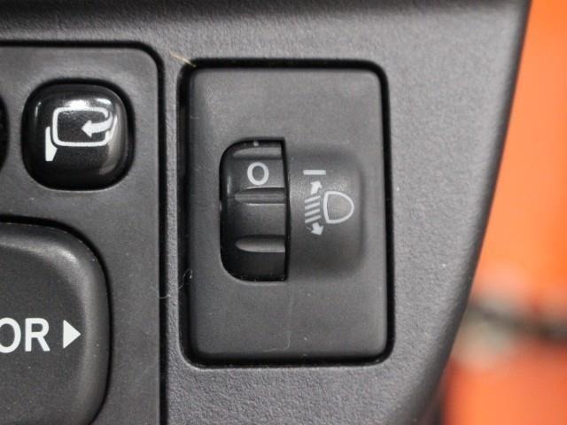 人や荷物を満載しても、対向車や先行車に迷惑をかけないよう、室内からヘッドライトの光軸を調整できます。