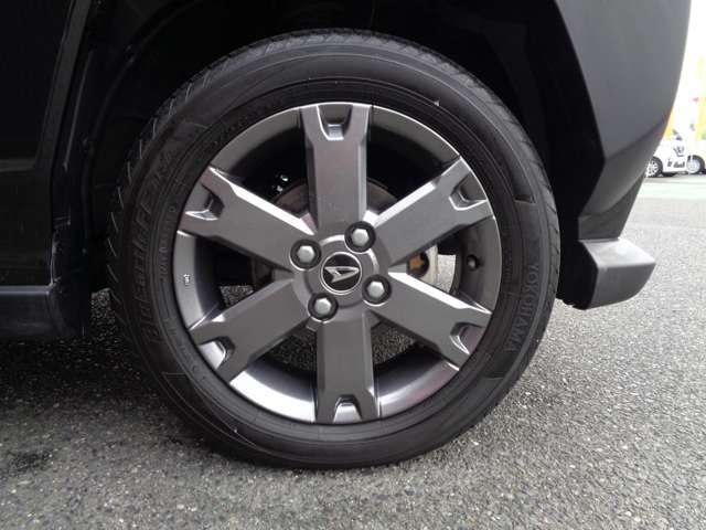 当店の在庫車は専門スタッフが磨きからクリーニングまで隅々に至るまでしっかり整備を行い、ピカピカに仕上げております。